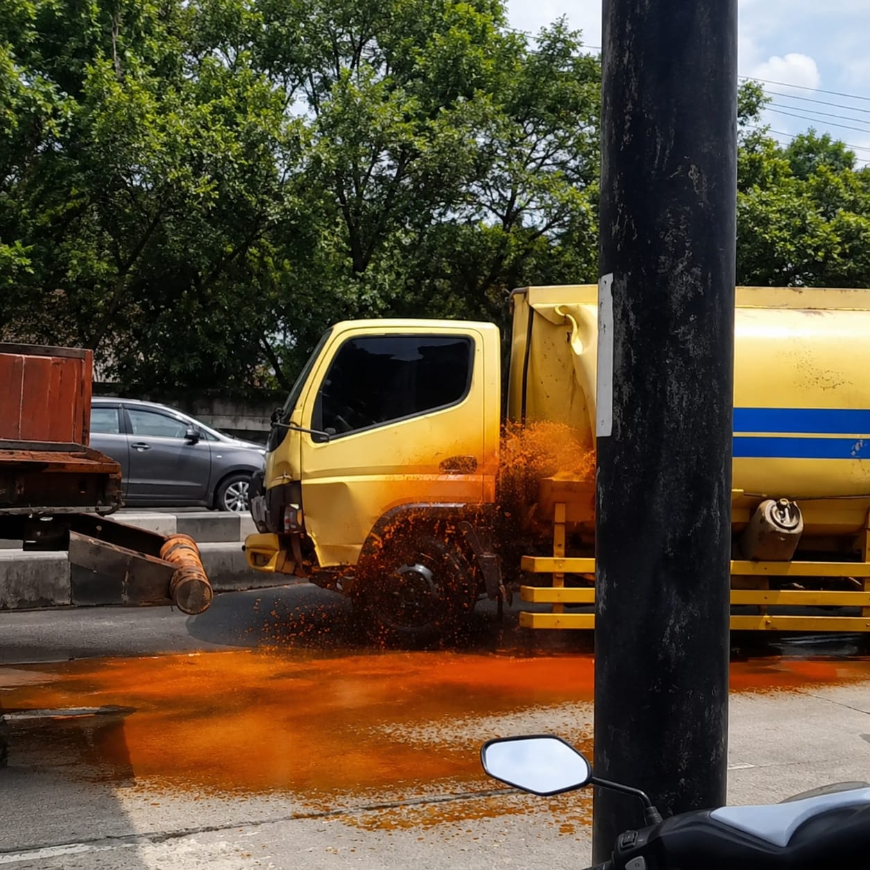 Truk Tangki CPO Kecelakaan, Minyak Sawit Tumpah ke Jalan